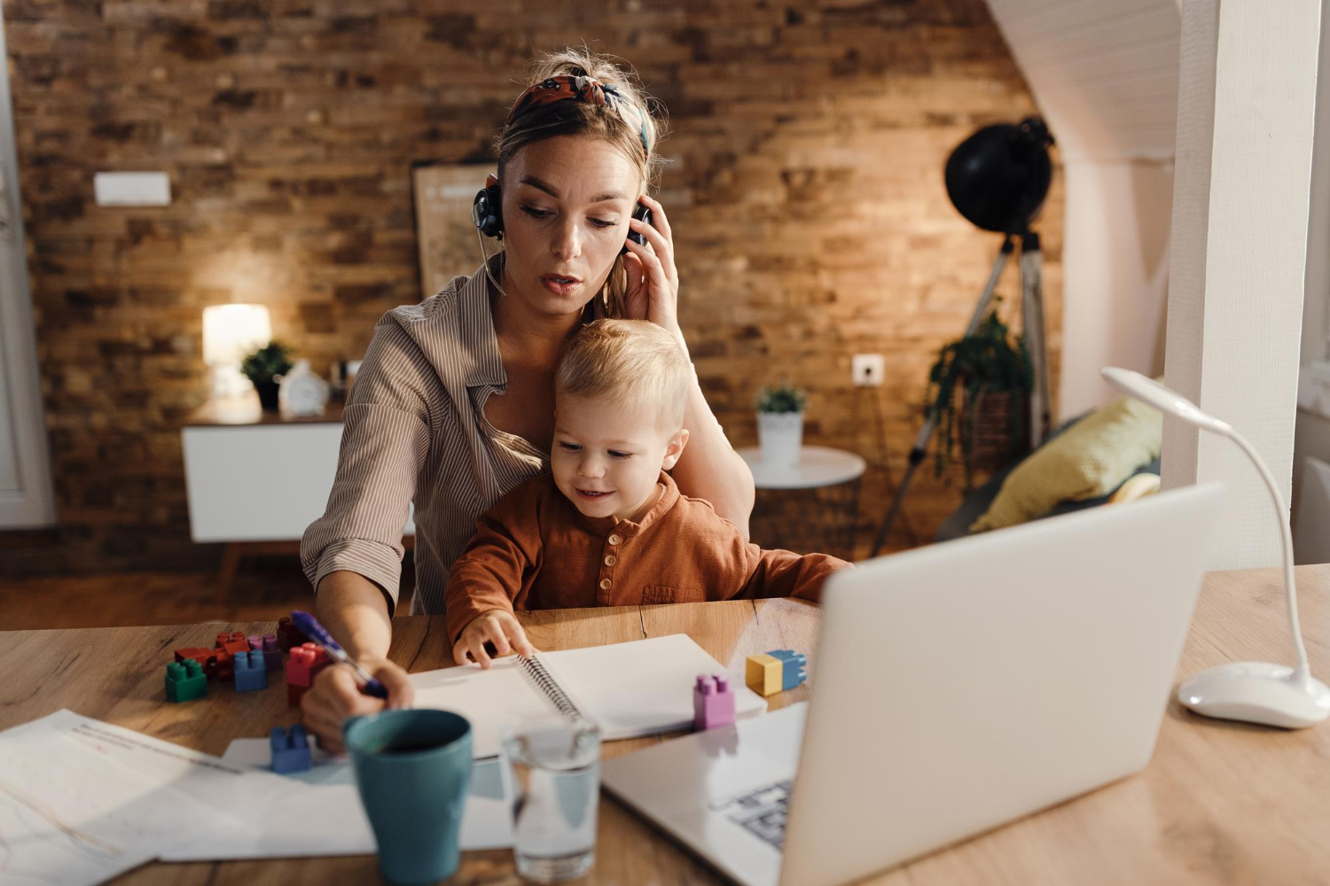 Mãe no mercado de trabalho: como conciliar as funções de profissional e mãe