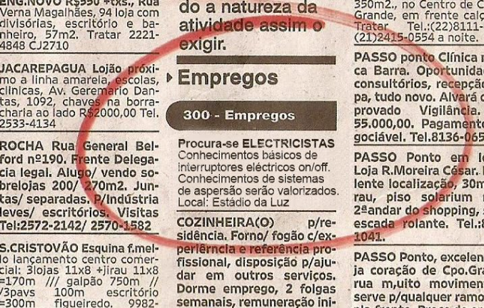 Vaga de emprego nos classificados. 